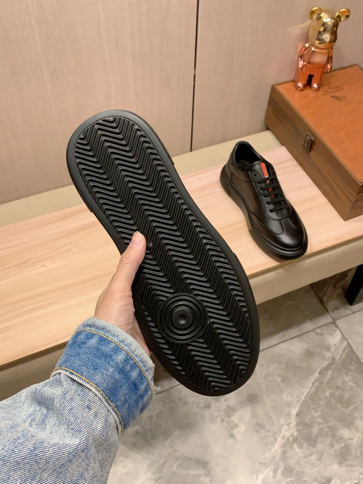 New model: Factory price: 460💰💰🎩🎩[Lightning][Lightning] "Prada Men's Shoes 💰pRADA*" The latest and most popular casual shoes, top brands [seduce] luxury~purchase, top~quality. [Strong] The upper is made of imported breathable and polished cowhide material ➕ Breathable sheepskin feet (•) with fine workmanship. The original stylish and stylish soft rubber wear-resistant and non-slip outsole is light and comfortable on the feet. The real thing looks better when photographed in person. 0186: code: 38-44, 4️⃣ colors selected